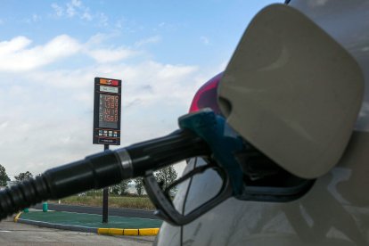 Detalle del depósito de un vehículo en una gasolinera. TOMÁS ALONSO