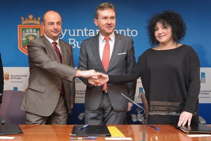 Raúl Martín Bellostas, Javier Lacalle y Arancha Blanco firmaron ayer el convenio para la depuración de las aguas.-ISRAEL L. MURILLO