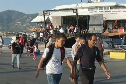 Grecia traslada a mas de mil refugiados para descongestionar campamento en Lesbos.-EFE