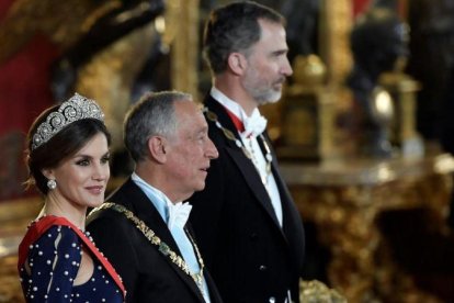 La reina Letizia, el presidente Marcelo Rebelo de Sousa y el rey Felipe.-SUSANA VERA