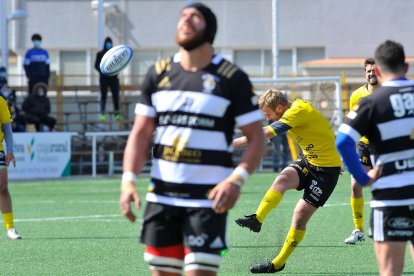 Weersma patea a palos. TOMÁS ALONSO