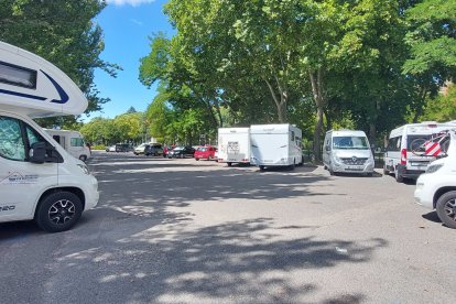 Una decena de caravanas en Santa Teresa tras pasar la noche, inclumpliendo la ordenanza y copando el aparcamiento. L. G. L.