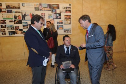 El presidente de Predif, Francisco Sardón, en el centro con Salvador de Foronda y Javier Lacalle. ISRAEL L. MURILLO