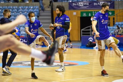 Los jugadores del San Pablo, durante un calentamiento. ACB PHOTO / A. BAÚLDE