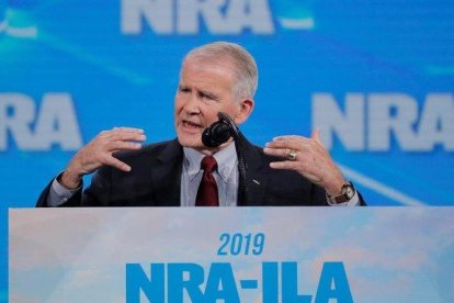 El presidente de la Asociación Nacional de Rifle (ANR), Oliver North, en su 148º encuentro anual en Indianapolis (Indiana, EEUU).-LUCAS JACKSON (REUTERS)