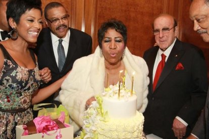 Aretha Franklin sopla, rodeada de amigos, las velas de la tarta de vainilla para celebrar su 74 cumpleaños, este jueves en Nueva York.-AP / DONALD TRAILL