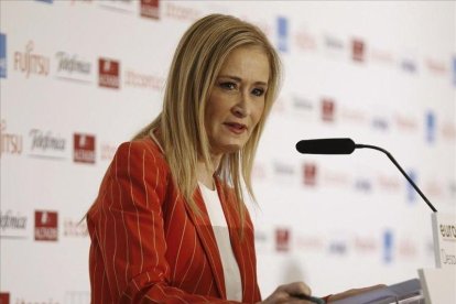 La presidenta de Madrid, Cristina Cifuentes, en una intervención pública reciente en un desayuno informativo en Madrid.-PACO CAMPOS / EFE