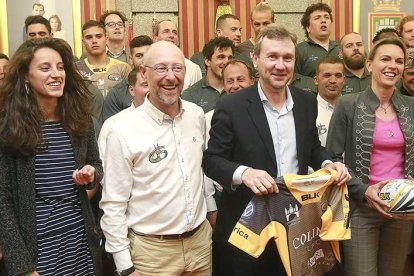 Iñaki Sicilia, presidente del club, entregó al alcalde una camiseta del equipo durante la recepción oficial en presencia de las concejalas Blanca Guinea y Lorena de la Fuente, ayer.-RAÚL OCHOA