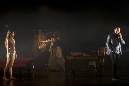 Atópico Teatro fue la compañía encargada de cerrar El Festival de la Parrala con ‘La Venus de Masoch’ en el teatro Clunia de Burgos. SANTI OTERO