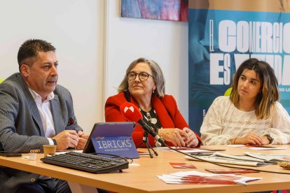 Raúl Martínez, de Centro Burgos, Rosa Niño, concejala de Comercio, y Adriana Álvarez, de la Escuela de Arte. SANTI OTERO