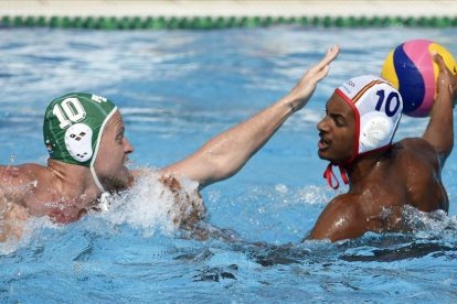 El sudafricano Pierre Le Roux (izquierda) disputa el balón con el español Francisco Fernández Miranda.-EFE / BALAZS CZAGANY