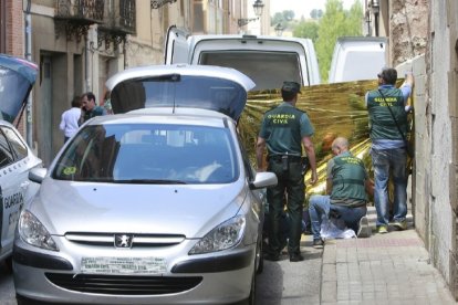 La Guardia Civil, inspeccionado el lugar del crimen en Salas en julio de 2019. R. G. O.