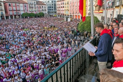 Pregón de las fiestas de San Pedro 2022 a cargo de Calero y 'Michu' con la Plaza Mayor abarrotada. TOMÁS ALONSO