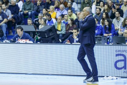 El entrenador del Hereda San Pablo Burgos dirigiéndose a los suyos en el Coliseum. SANTI OTERO