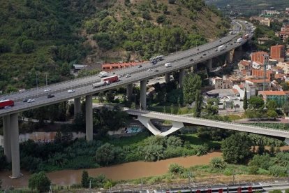 Puente de la autopista AP7 sobre Martorell.-MARC VILA