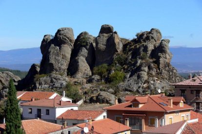 Las formaciones rocosas protegen el municipio que se desarrolló al abrigo de estas esculturas naturales.-ECB