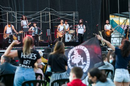 Nacho Mur (derecha), junto a sus compañeros de La M.O.D.A  durante el concierto del pasado año en El Plantío. TOMÁS ALONSO