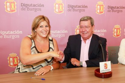 Marta González y César Rico sellan el acuerdo. TOMÁS ALONSO