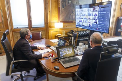 El presidente de la Diputación, César Rico, dirigiendo el desarrollo del Pleno junto al secretario general de la institución. SANTI OTERO