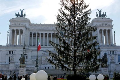 El árbol Spelacchio, frente al mausoleo de Víctor Manuel.-/ EFE