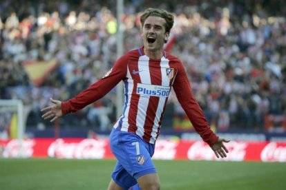 Griezmann celebra el segundo tanto del Atlético, obra del delantero francés en un gran lanzamiento de falta.-EFE