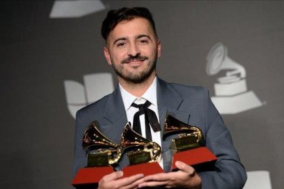 El Guincho, con sus Grammy Latinos, en Las Vegas.-AFP / BRIDGET BENNETT