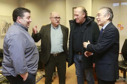 Representantes deCCOO conversan con el delegado de la Junta, Roberto Saiz.-SANTI OTERO