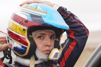 Cristina Gutiérrez se ajusta el casco antes de empezar una etapa del Dakar. ECB