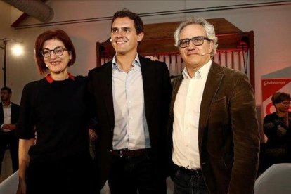 Albert Rivera, este sábado en Estella (Navarra), junto a la número dos de la lista de Ciudadanos para las elecciones europeas, Maite Pagazaurtundua, y el candidato Carlos Pérez Nievas.-