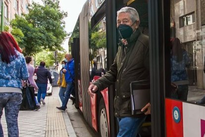 Usuarios de la línea de Gamonal bajando del autobús en la calle Vitoria. TOMÁS ALONSO