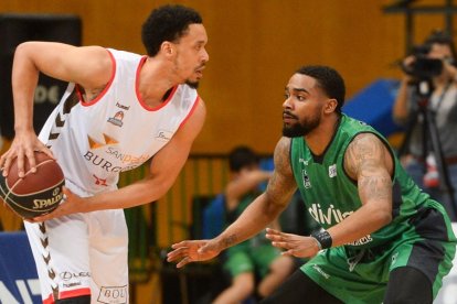 Jenkins espera el movimiento de sus compañeros durante un partido con la camiseta del CB Miraflores. ACB PHOTO