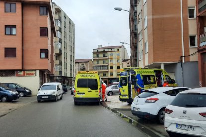 Una ambulancia recoge a un positivo
