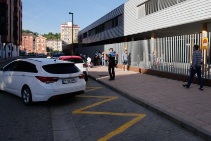 Normalidad y tranquilidad en el primer día de Kiss and Go en calle La Cátedra para entrar al Colegio de Fuentecillas. SANTI OTERO