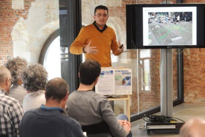 Un momento de la jornada de la coordinadora de organizaciones peatonales, ayer, en La Estación.-ISRAEL L. MURILLO