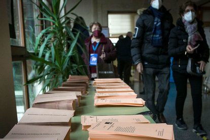 Papeltas en un colegio electoral burgalés. TOMÁS ALONSO