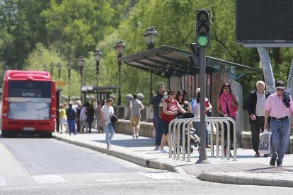 Los aparcabicis están instalados junto a la parada del bus y el paso de peatones.-RAÚL G. OCHOA