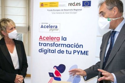 Carme Artigas y Miguel Ángel Benavente en la sede de FAE. TOMÁS ALONSO