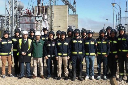 Integrantes del parque de Bomberos y de Iberdrola.-ECB