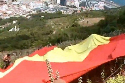 La bandera española gigante que miembros de Vox desplegaron en el Peñón de Gibraltar en el 2016.-