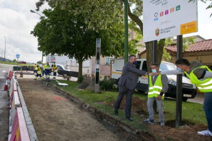 El concejal de Movilidad, Leví Moreno, ha visitado esta mañana las obras de una parada de autobús accesible. TOMÁS ALONSO