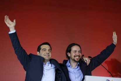 El líder del partido griego Syriza, Alexis Tsipras, junto con el líder de Podemos, Pablo Iglesias.-YANNIS Foto: BEHRAKIS / REUTERS