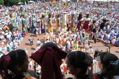 La Plaza Mayor, de bote en bote, durante las fiestas de San Pedro de este año con las reinas en primer término y los Gigantillos y Gigantones en segundo plano.-ISRAEL L. MURILLO