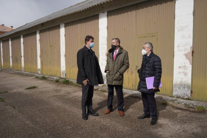 El consejero de Presidencia, Ángel Ibáñez, el rector de la UBU, José Manuel Pérez Mateos, y el delegado de la Junta, Roberto Sáiz, durante la visita a los edificios que se cederán. SANTI OTERO