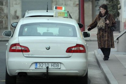 Una mujer coge un taxi en una de las paradas de la ciudad.-ISRAEL L. MURILLO