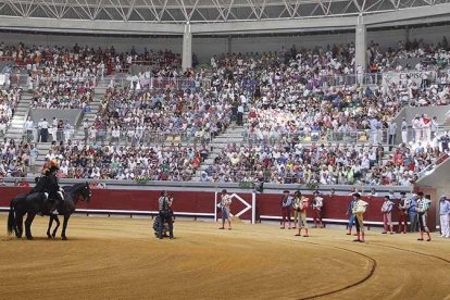 Uno de los paseíllos de la pasada feria taurina en el Coliseum de Burgos.-ECB