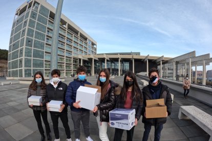 Un grupo de alumnos hizo llegar de forma presencial el millar de felicitaciones para profesionales y pacientes del HUBU.