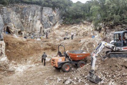 En este yacimiento, de 300 metros de extensión, se trabaja en limpiar la superficie con máquinas.-SANTI OTERO