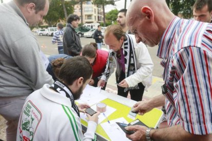 Miembros de Unión Burgalesista, durante la recogida de firmas del pasado domingo.-RAÚL OCHOA