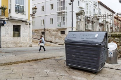 Un contenedor del modelo antiguo junto a otro soterrado en la calle Fernán González de la capital burgalesa. SANTI OTERO