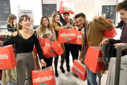 Los concursantes de Operación Triunfo, con las compras realizadas tras haber pasado una hora con la Planta Joven de El Corte Inglés de la plaza de Catalunya cerrada para ellos solos.-/ JOSÉ IRÚN